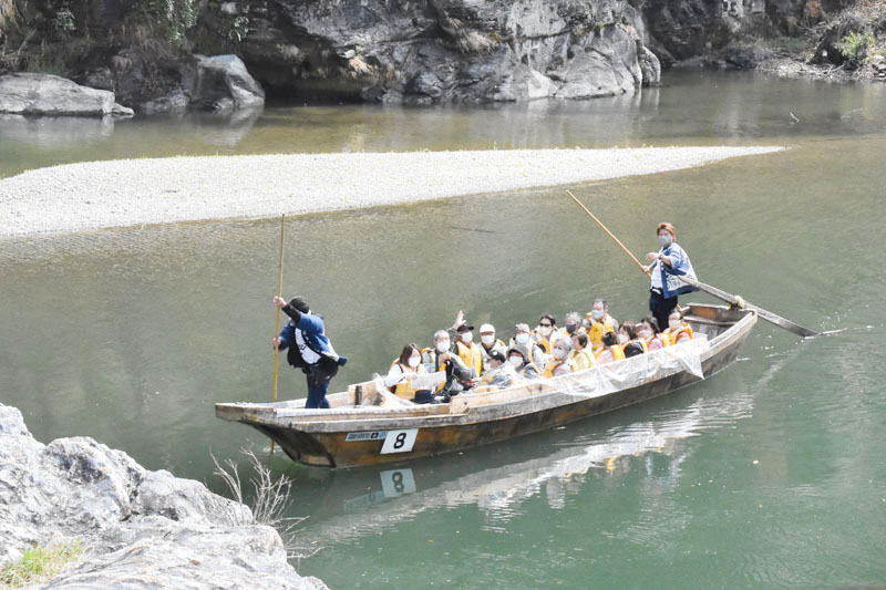 川下りを楽しむ観光客ら＝29日午前、長瀞町の岩畳付近