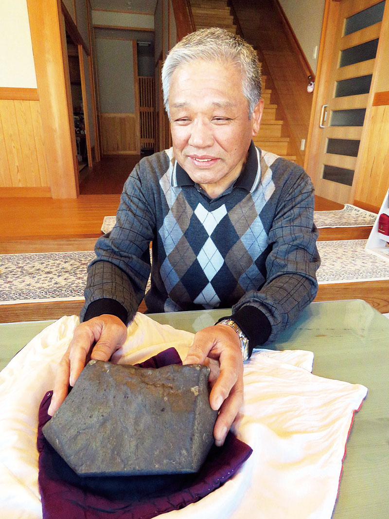隕石を披露する中村勉さん＝埼玉県越谷市大里