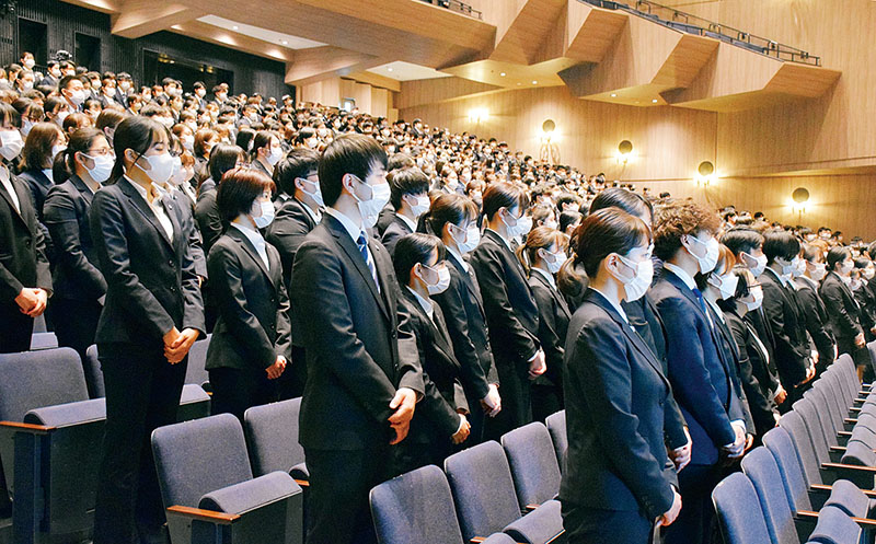 戸田中央メディカルケアグループ入職式で新人862人がより良い医療を誓った＝1日、戸田市文化会館