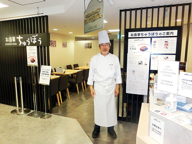 千草屋の看板メニューを提供しているオーナーシェフの草野雅夫さん＝そごう大宮店