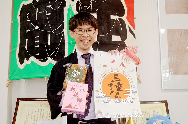 イオンレイクタウンで開催される「三重県フェア」をPRするキャラバン隊＝5日、さいたま市北区の埼玉新聞社