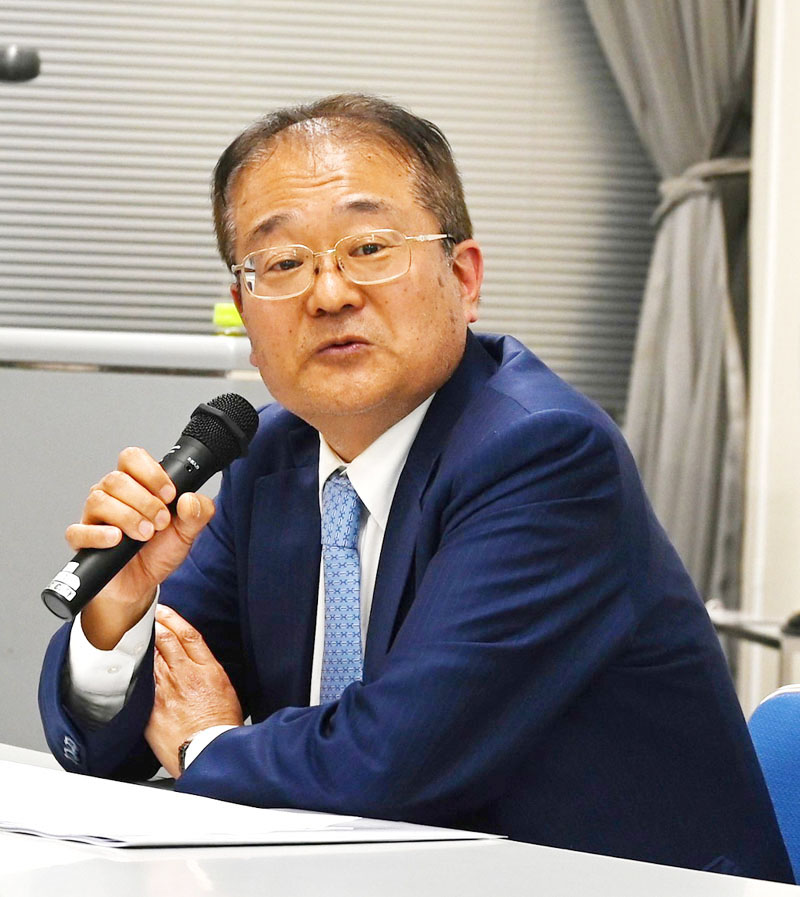 尊敬するプロ野球の野村克也さんが「失敗」と書いて「成長」と読んだ名言を紹介し、「若者にも挑戦する気持ちを忘れないでほしい」と話す山田社長＝さいたま市大宮区の大宮ソニックシティ