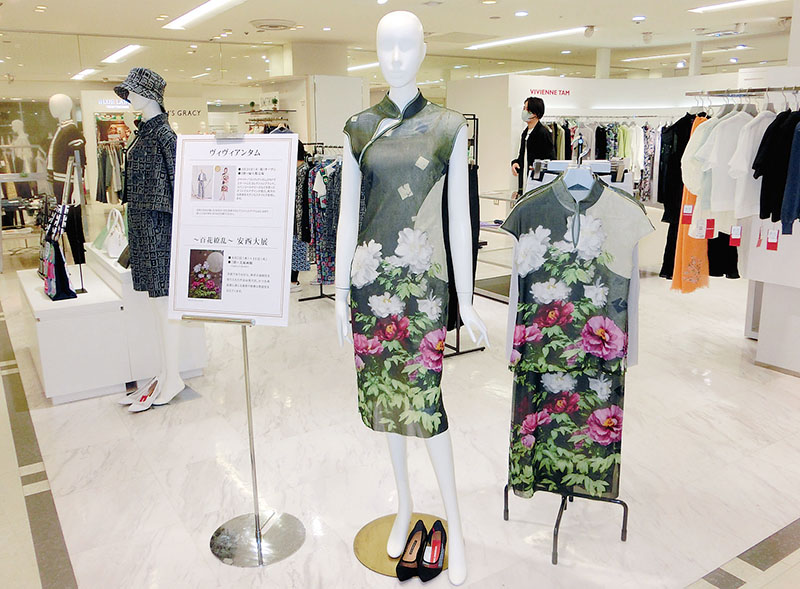 画家安西大さんの作品「彩牡丹―月光」がプリントされた新作