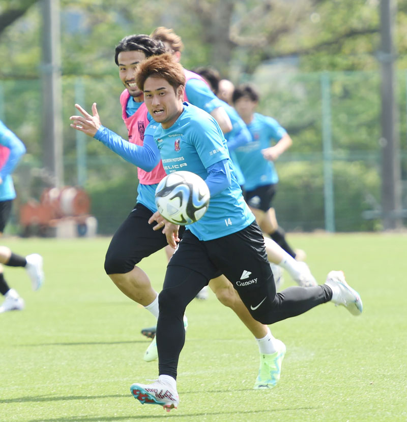 リーグ戦3試合連続でスタメン出場を続ける関根＝11日午前、大原サッカー場