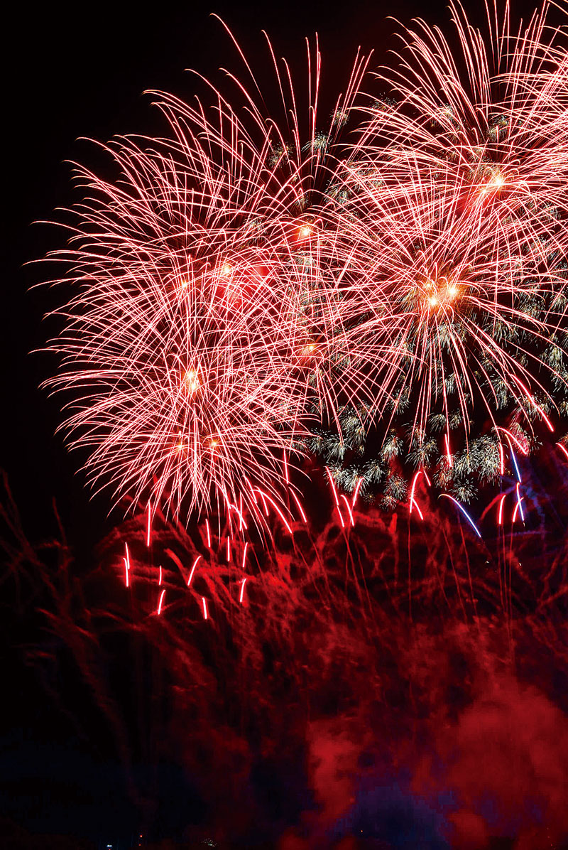 「スクマム！クマガヤ花火大会2022」で打ち上げられた花火＝2022年8月14日夜、熊谷市小島の熊谷さくら運動公園