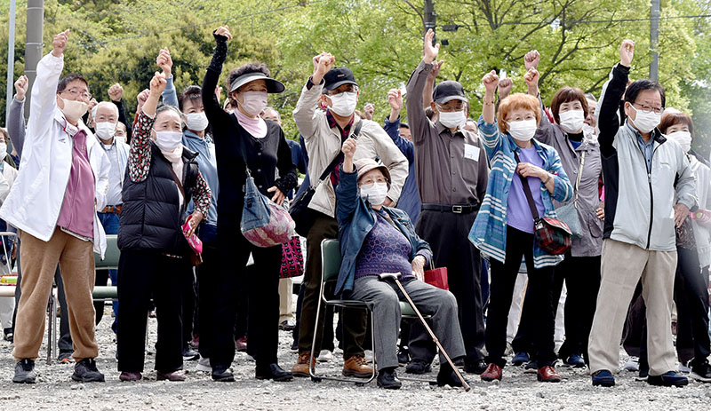 出陣式で気勢を上げる支持者たち＝１６日午前、埼玉県行田市内