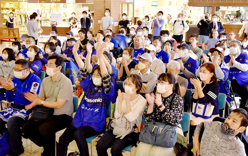 パブリックビューイングで埼玉パナソニックワイルドナイツを応援する観客たち＝熊谷市銀座のニットーモール1階イベント広場