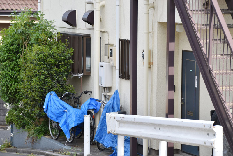 遺体が見つかったアパート＝28日午後3時10分ごろ、埼玉県さいたま市緑区馬場