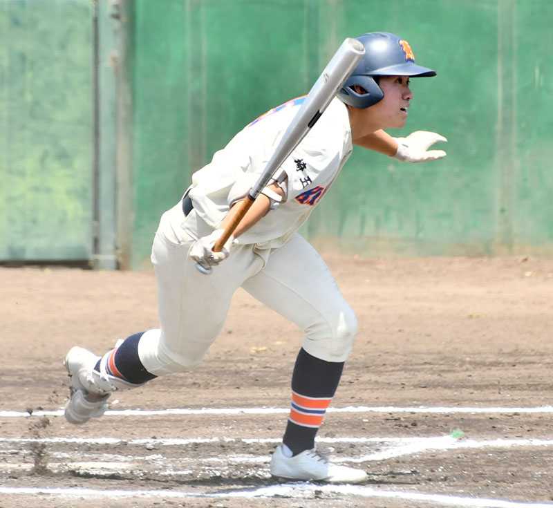 花咲徳栄―市川越　1回裏市川越2死一、三塁、西村が先制の右前適時打を放つ