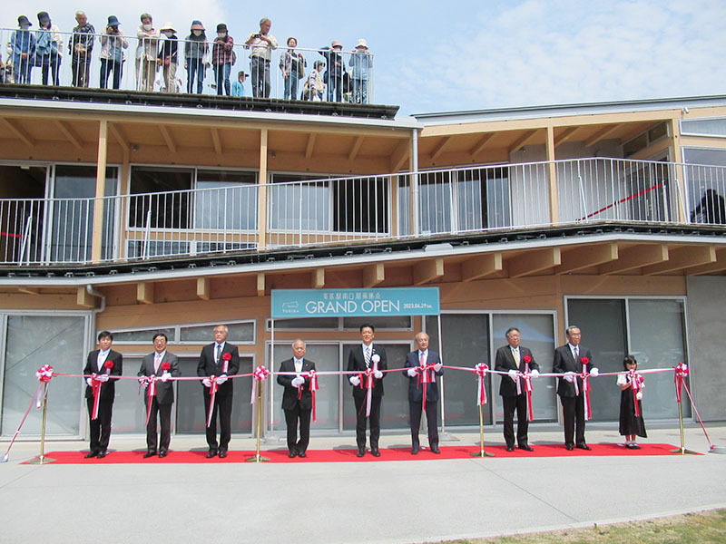 町民らが見守る中、テープカットをして町内回遊やにぎわいを期待する関係者＝29日午前、寄居町の寄居駅南口駅前拠点施設「Yotteo（ヨッテコ）」