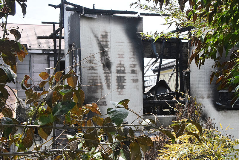 性別不明の3遺体が見つかった住宅火災の現場＝29日午前、川越市小室
