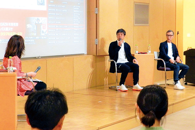 浦和レッズ後援会の30周年記念セミナーで、浦和を熱く語る勝村政信氏（中央）と水沼貴史氏（右端）＝16日、埼玉スタジアム2002ボールルーム