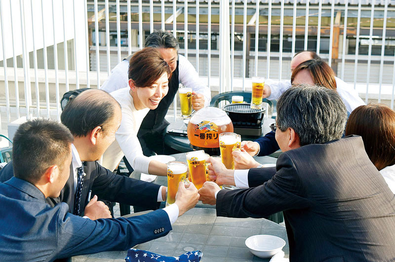 オープン初日にビールで乾杯する来場者たち＝28日午後5時10分ごろ、熊谷市筑のアズ熊谷屋上ビアガーデン