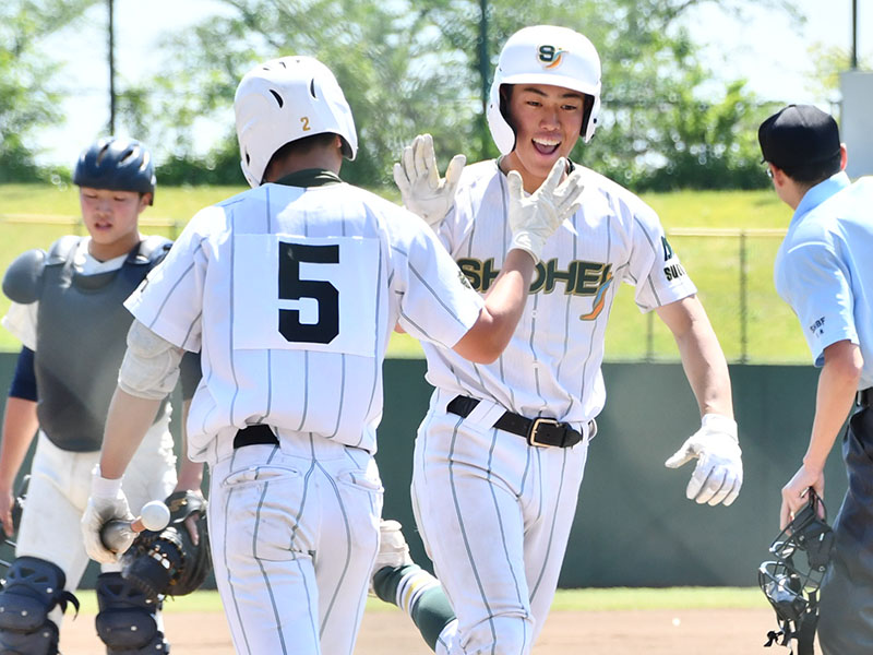 昌平―大宮東　6回表昌平無死　右越えのソロ本塁打を放った金子（右）が生還し、次打者の平田と笑顔でタッチを交わす