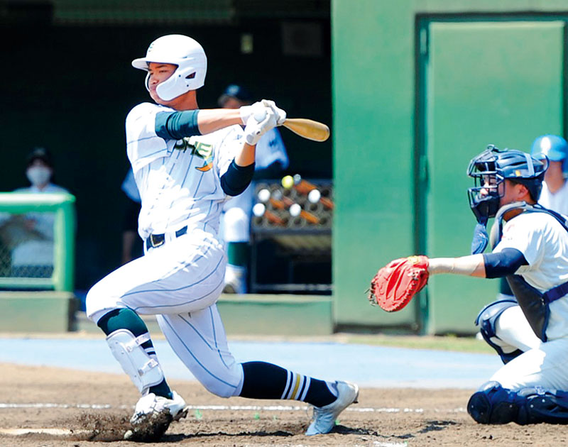 昌平―浦和学院　3回表昌平2死二、三塁、桜井が左翼線上へ2点二塁打を放つ。捕手篠塚
