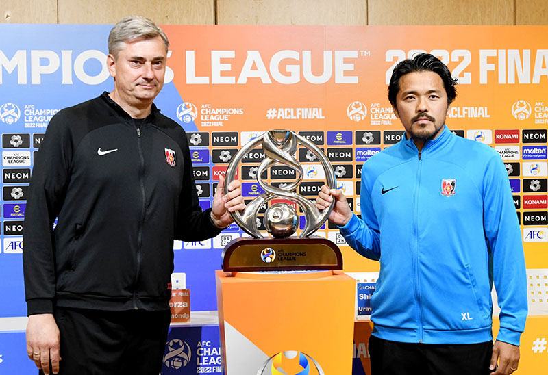 ACL決勝第2戦を前に記者会見に臨んだ浦和のスコルジャ監督（左）と興梠＝5日、埼玉スタジアム