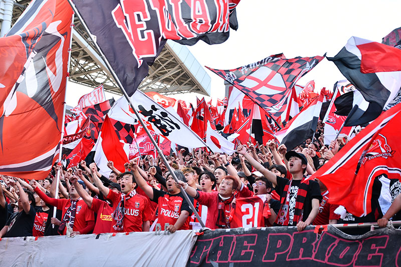 スタンドから浦和を応援するサポーターたち＝6日、埼玉スタジアム