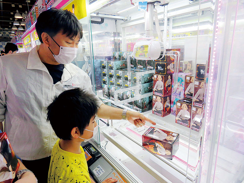 クレーンゲームの達人から指導を受ける参加者＝5日午前、埼玉県八潮市上馬場