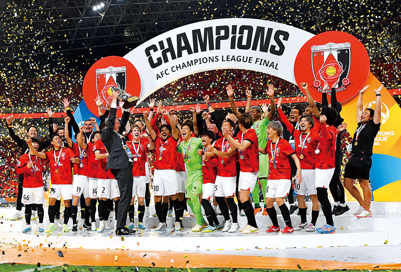 過去最多の3度目のACL制覇を達成した浦和の監督、選手たちがトロフィーを掲げる＝6日、埼玉スタジアム