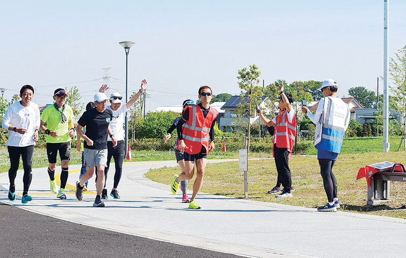 テストイベントでコースの安全性や距離などを確認し、開催日に向け入念に準備を進める運営ボランティアスタッフら