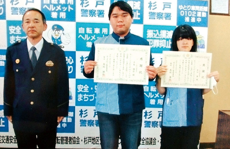 高附博信署長（左）から感謝状を受け取った布田薫さん（右）と中島優弥さん
