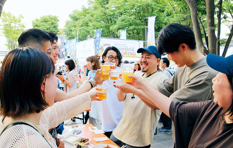 初日からにぎわう「けやきひろば春のビール祭り」＝17日午後、さいたま市中央区