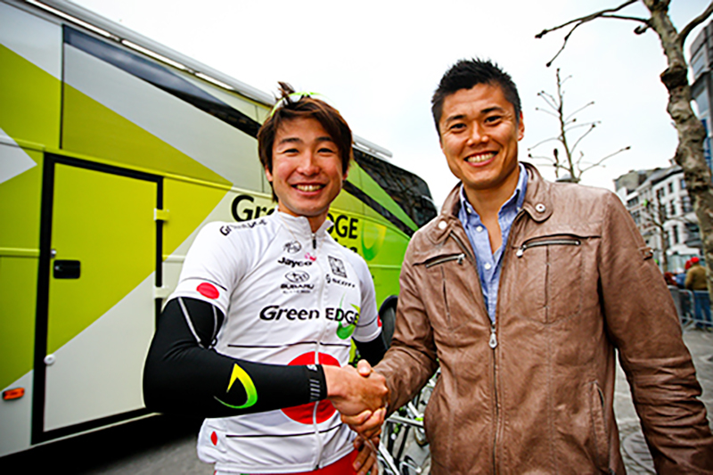 2012年のリエージュ～バストーニュ～リエージュにて、別府史之氏（左）と川島永嗣選手