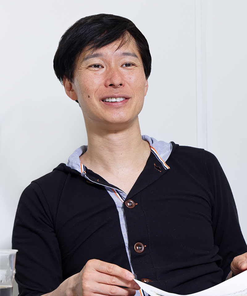 インタビューに答えるマシンガンズ滝沢秀一さん＝11日、太田プロダクション