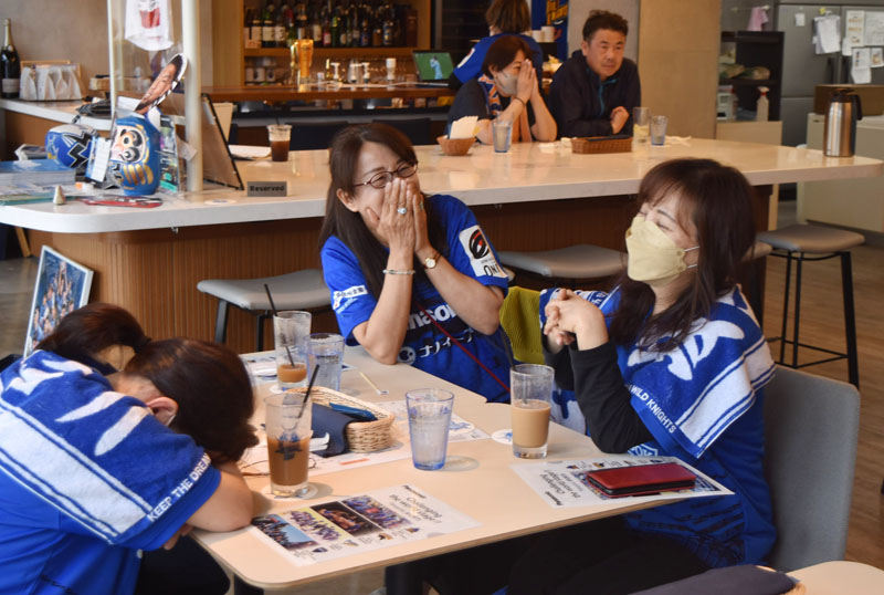 埼玉パナソニックワイルドナイツの敗戦が決まり、ショックを受ける来店客たち＝20日午後4時25分ごろ、熊谷市小曽根のワイルドナイツカフェ
