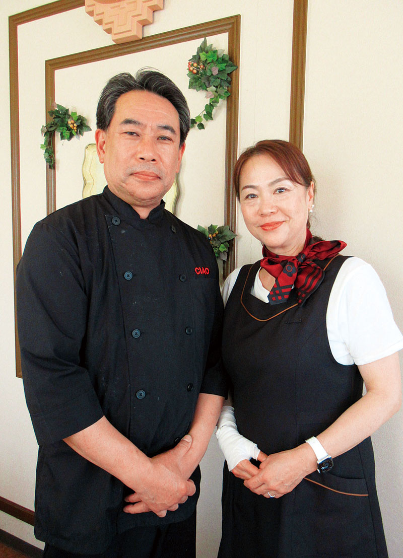 オーナーシェフの山田秀樹さん（左）と妻やえこさん