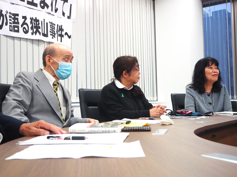 書籍の出版発表会で狭山事件への思いを話す黒川みどりさん（右）と石川早智子さん（中央）、石川一雄さん＝19日午後、東京都中央区