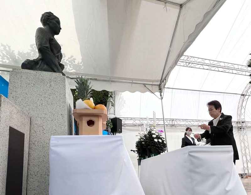 日赤県支部の殉職救護員追悼式が開かれ、参列者が慰霊碑に献花した＝25日午前、さいたま市浦和区岸町