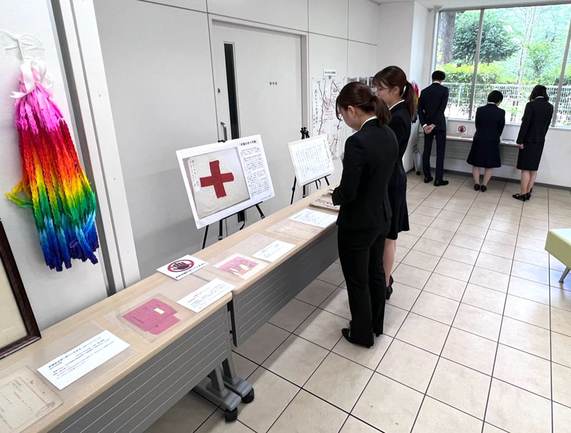 元従軍看護師の木村美喜さんが寄贈した展示品などを鑑賞する看護学生ら