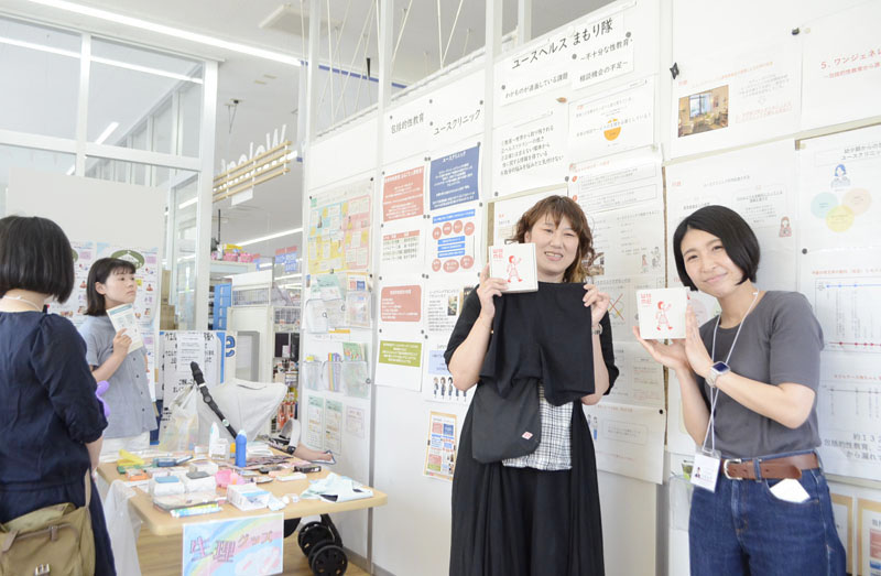 ユースクリニックで子ども用吸水ショーツを紹介する渋谷木の実さん（左）＝5月28日、坂戸市