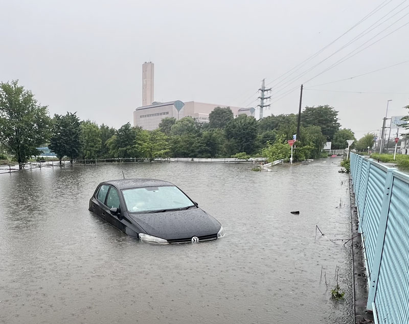 国道463号沿いの側道で浸水していた乗用車＝3日午前9時15分ごろ、埼玉県さいたま市緑区