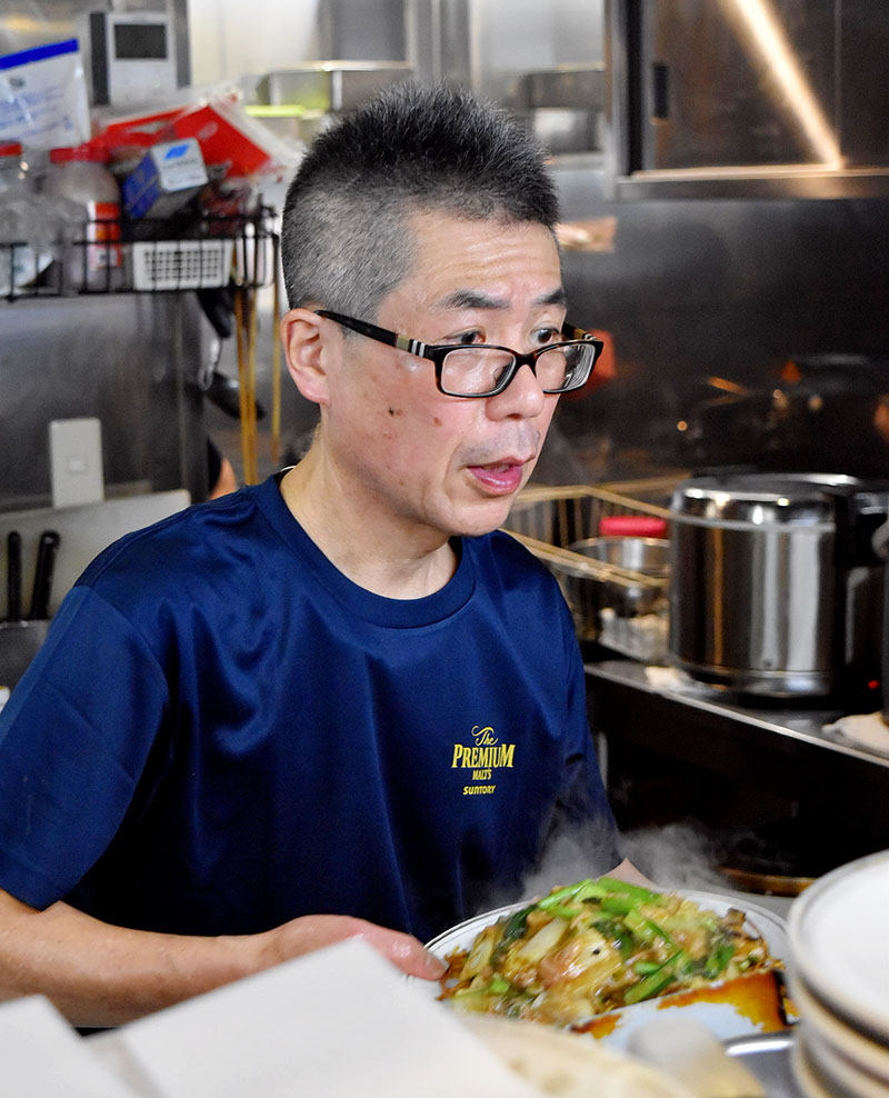 厨房に立つ店主の松本常昌さん＝埼玉県熊谷市筑波の「中華飯店　李家」