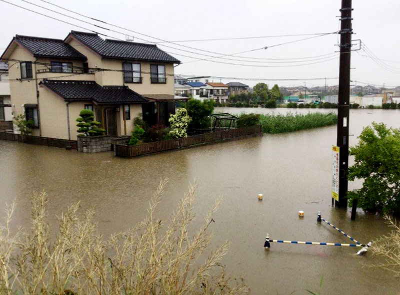 大雨で浸水した市内の様子＝3日午前、埼玉県越谷市船渡（越谷市提供）