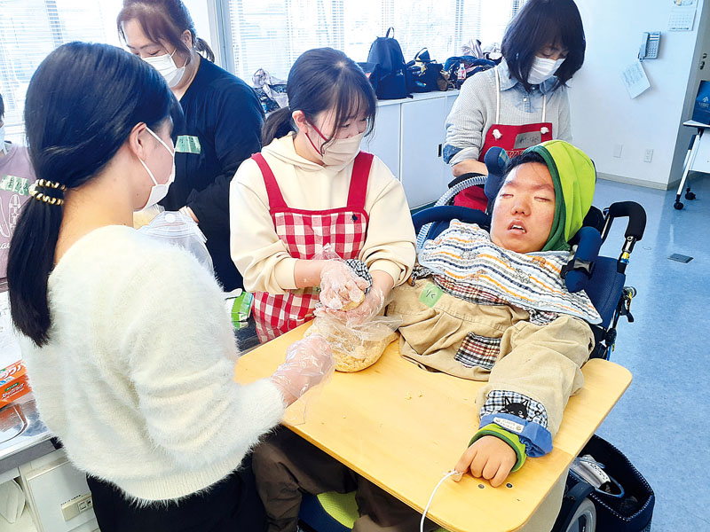 地域で開催されたイベントに参加する医療的ケア児ら＝3月、埼玉県三芳町