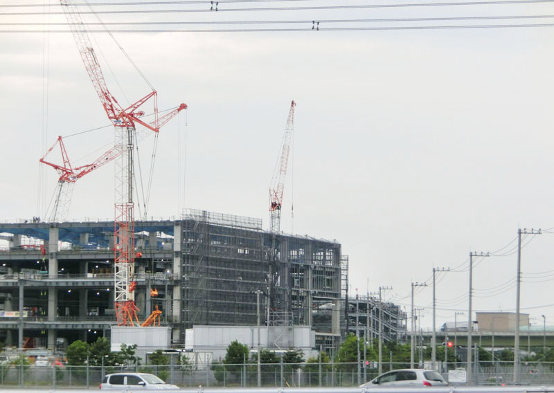 圏央道（右奥）の幸手IC周辺で建設が進む大型物流センター（左）＝幸手市神扇