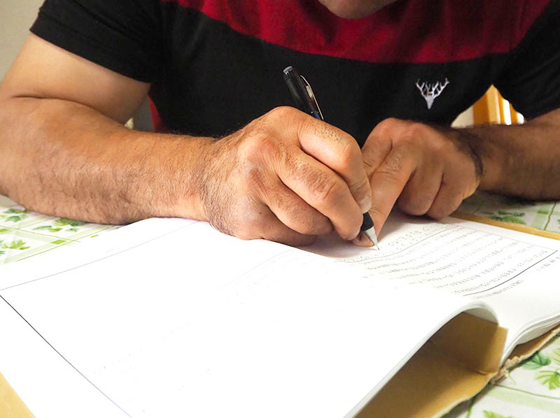 日本語の勉強をするトルコ国籍のクルド人男性＝5月28日午後、川口市