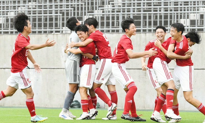 昌平―浦和南　PK戦を制し、喜びを爆発させる浦和南の選手たち