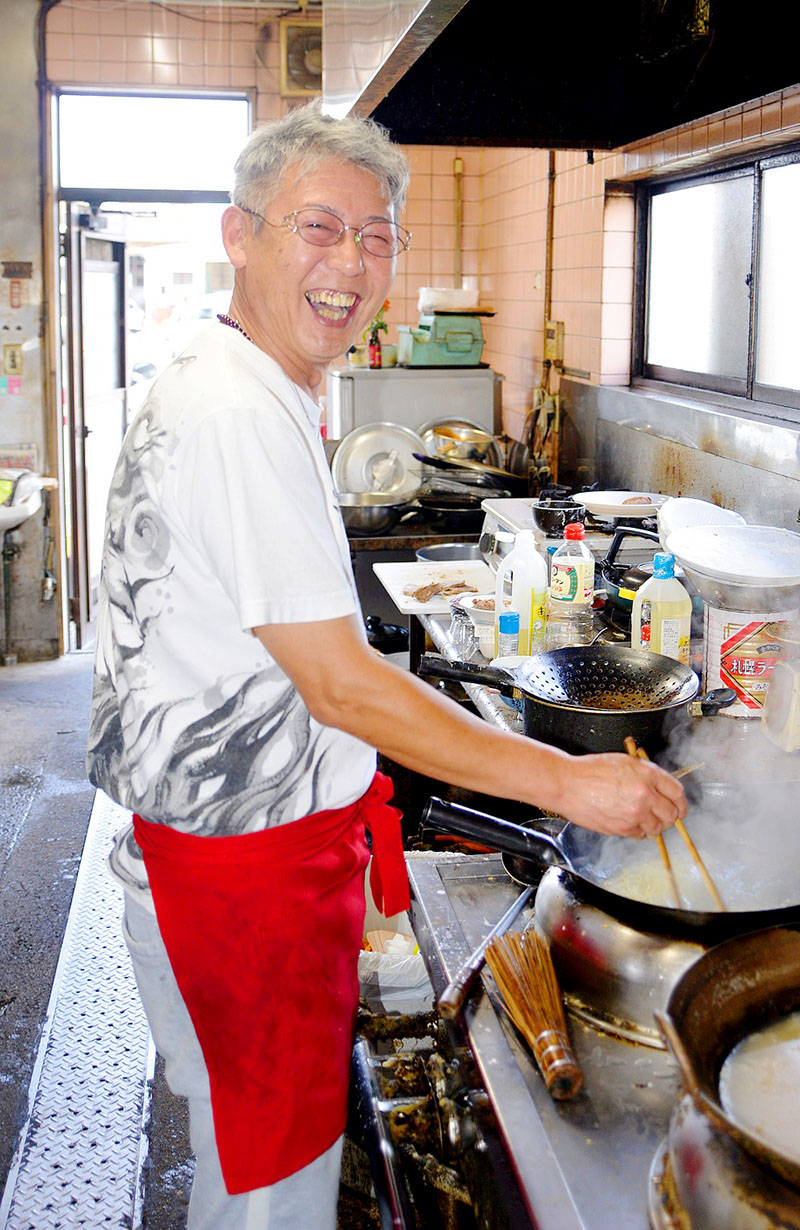 「愛着を持ってもらえるお店に」と話す店主の関根政弘さん＝春日部市赤沼の「中華飯店　龍苑」