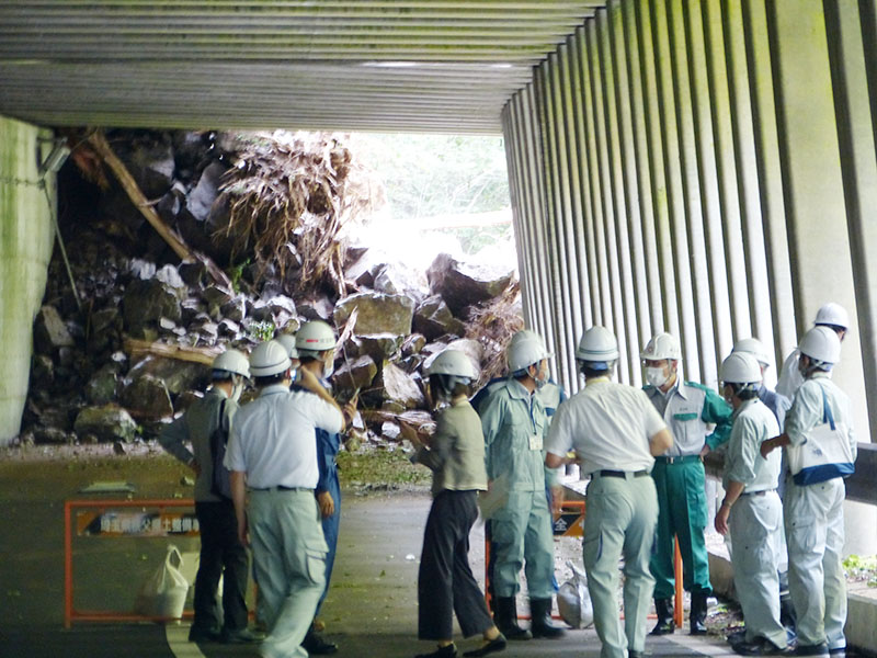 土砂崩落現場を視察する大野知事ら＝2022年9月13日午後2時ごろ、秩父市中津川地内