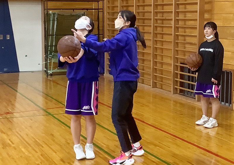 バスケットボールを指導する元プロ選手の青山景子さん＝白岡市立菁莪中学校