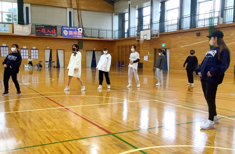 合同部活動という形で新設されたダンス部に参加する遠藤彩須美さん（右）と生徒たち