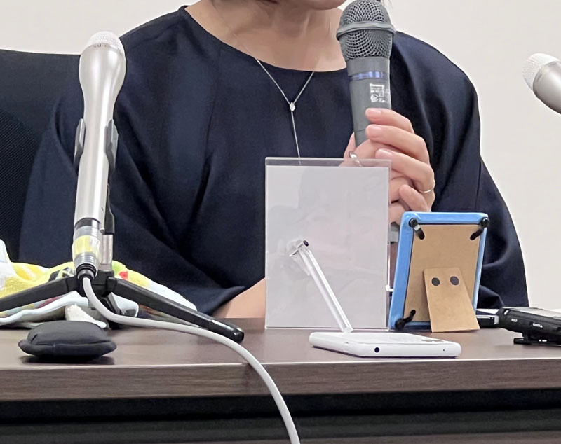 怜さんの写真をそばに置いて記者会見する母親＝23日午後、埼玉県さいたま市内