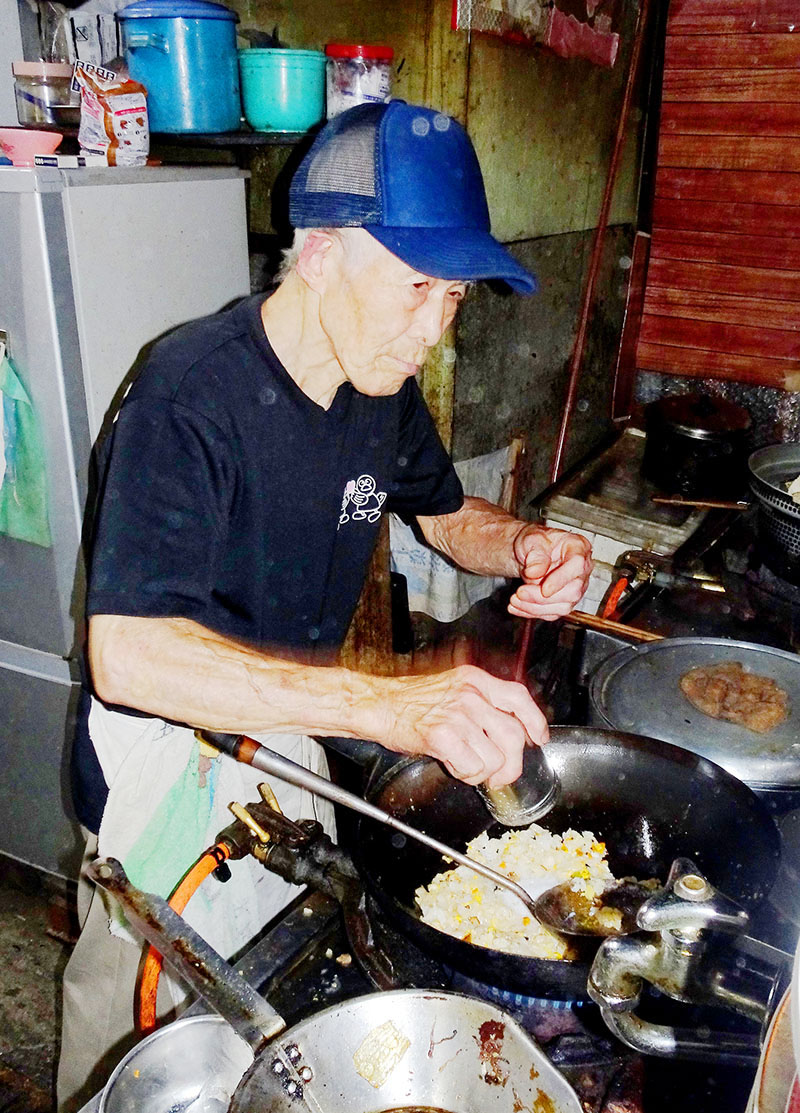厨房に立つ店主の東原孝さん＝所沢市御幸町の「栄華」