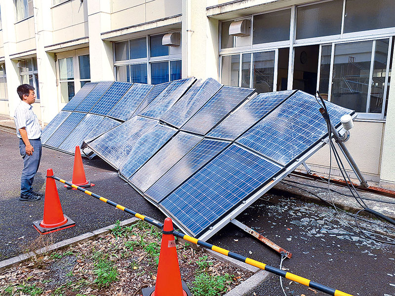 屋上から落下したソーラーパネル＝29日午前8時20分ごろ、熊谷市小島の県立熊谷工業高校