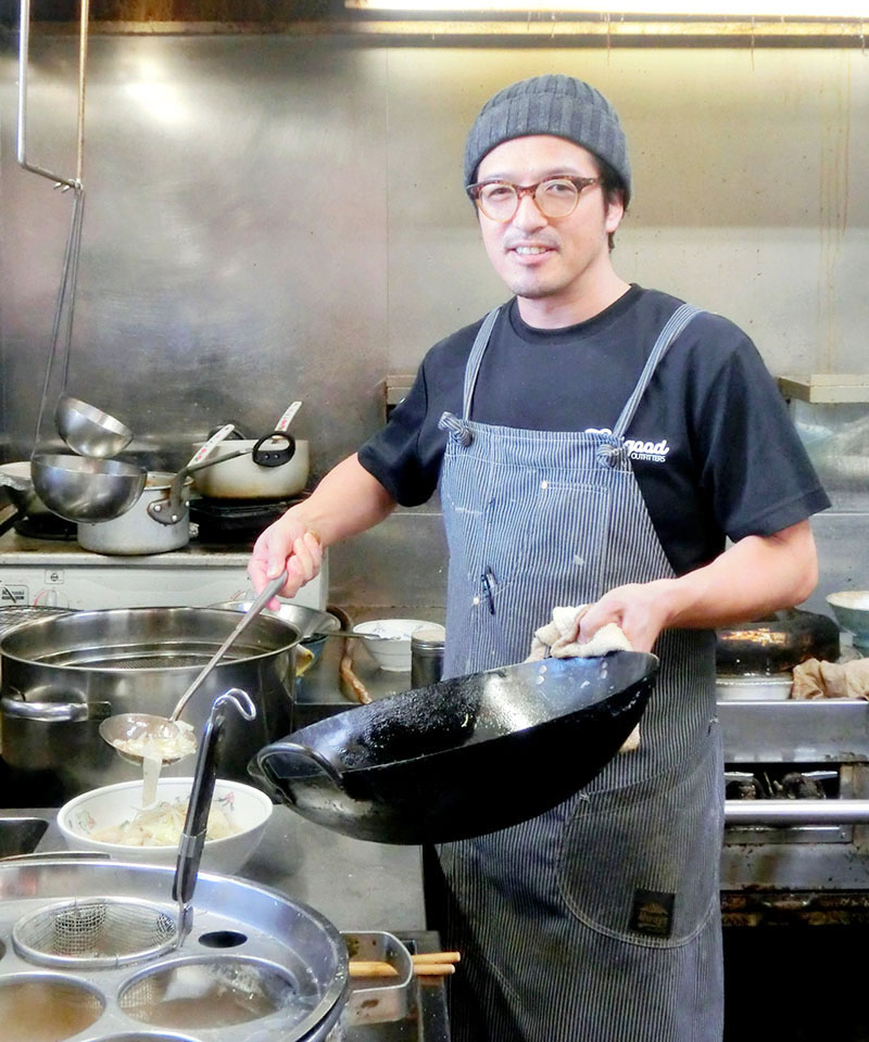 厨房（ちゅうぼう）に立つ2代目の金久保浩一さん＝幸手市中の「来集軒」