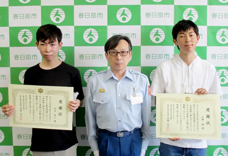 古利根川で溺れている男性を救助して表彰された白瀬颯さん（右）と松永隼人さん（左）